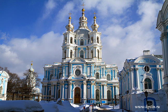 Смольный монастырь в Санкт Петербурге купола